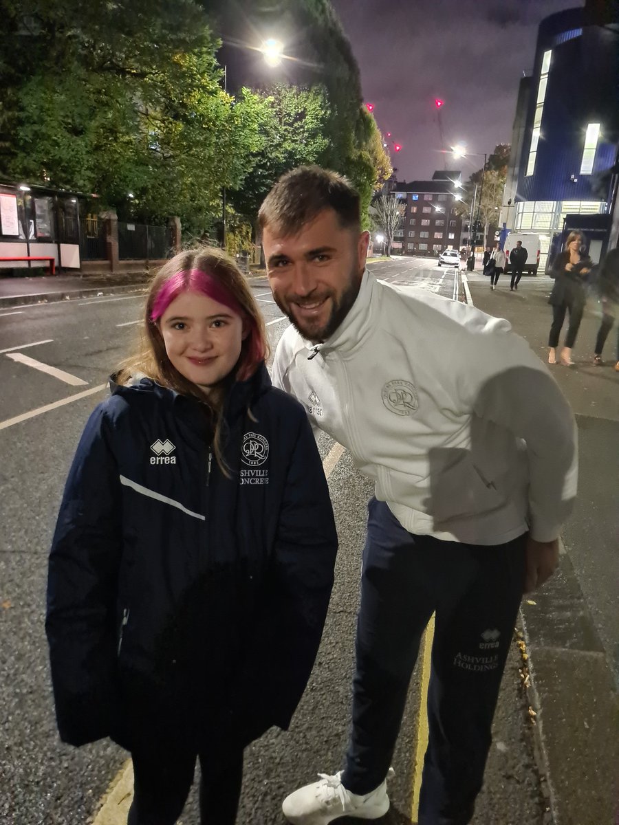 michael09toes's tweet photo. Didn't get the result but Rosie came home super happy tonight! Cheers @chazaustin10 @QPR #QPR https://t.co/6rqRfXfEQ1
