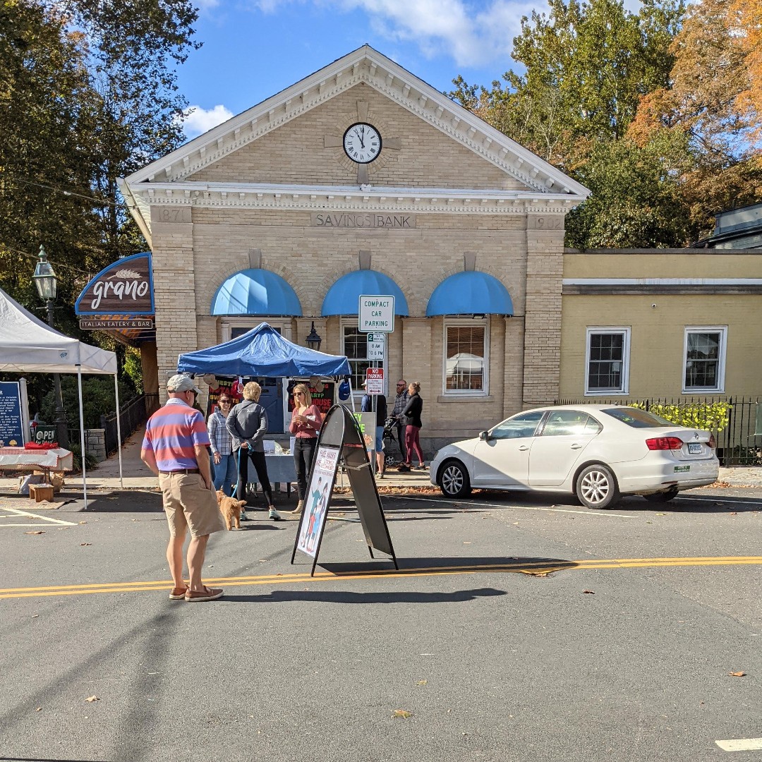tower_clocks's tweet photo. Custom 30" Diameter #TowerClock on the Chester Bank Building, Chester CT - Photographed during the
#chestersundaymarket
#madeinmassachusetts
#medfield
#towerclocks
#factory
#clocks
#clockmanufacturer
#golfcourseclocks
#chesterconnecticut https://t.co/NmeylQvjdh