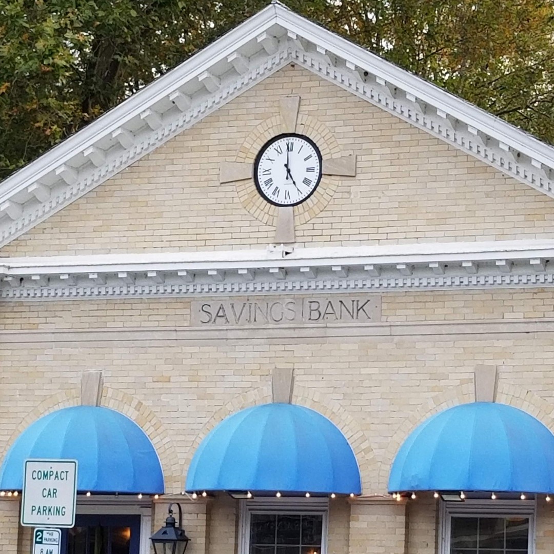 tower_clocks's tweet photo. Custom 30" Diameter #TowerClock on the Chester Bank Building, Chester CT - Photographed during the
#chestersundaymarket
#madeinmassachusetts
#medfield
#towerclocks
#factory
#clocks
#clockmanufacturer
#golfcourseclocks
#chesterconnecticut https://t.co/NmeylQvjdh