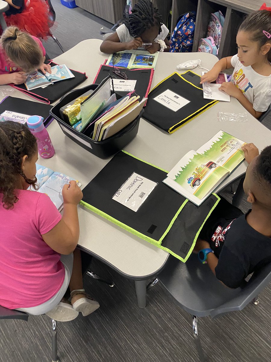 Look at these little word detectives! Good readers look at the whole word from start to finish! 🕵🏼 #HESpanthers #PantherPride