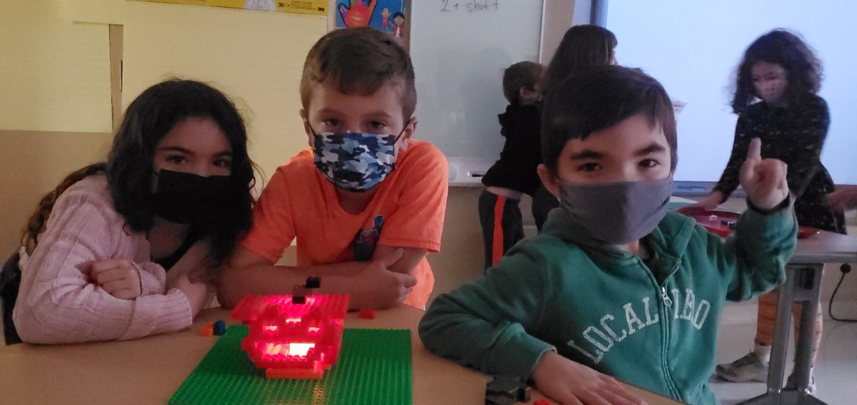 caputoteach's tweet photo. Read, plan, build a jack-o-lantern! @WPSSicomac @Mrs_H_103 2H #makerspace #technology #sicomacstrong https://t.co/tyENuzUP9S