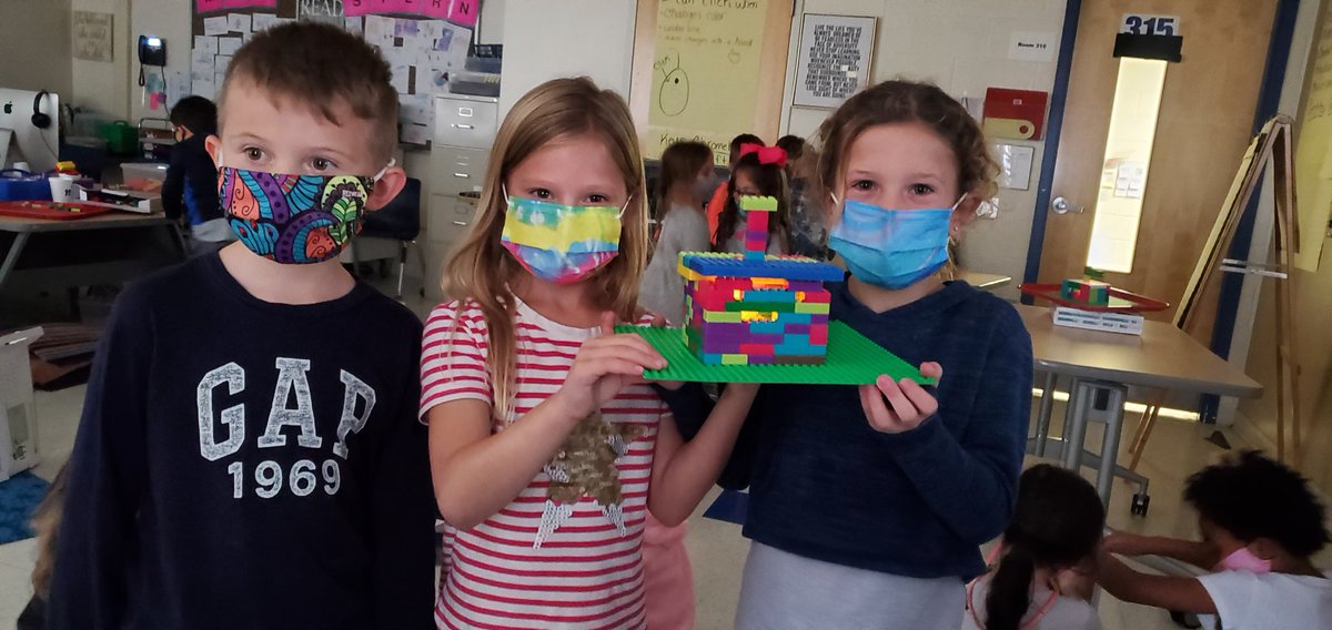 caputoteach's tweet photo. Read, plan, build a jack-o-lantern! @WPSSicomac 1M @MoorLmoor #makerspace #technology #sicomacstrong https://t.co/Sd0BMU41l6