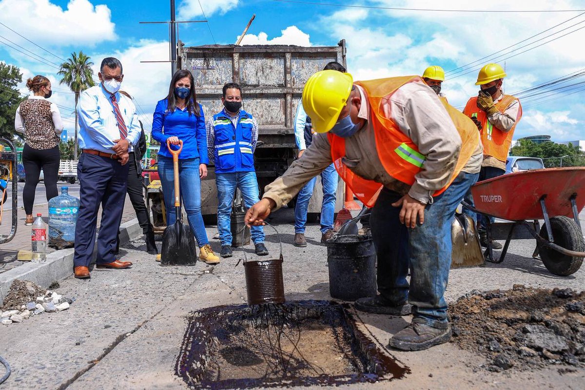 municipio_leon's tweet photo. Dimos inicio a los trabajos del programa #PostulaTuBache con la participación de la Presidenta Municipal @AleGutierrez_mx; atendimos los 2 primeros baches postulados y seguiremos trabajando para mejorar las vialidades de #León a través de la respuesta ciudadana a la convocatoria. https://t.co/DF9F8OaHqZ