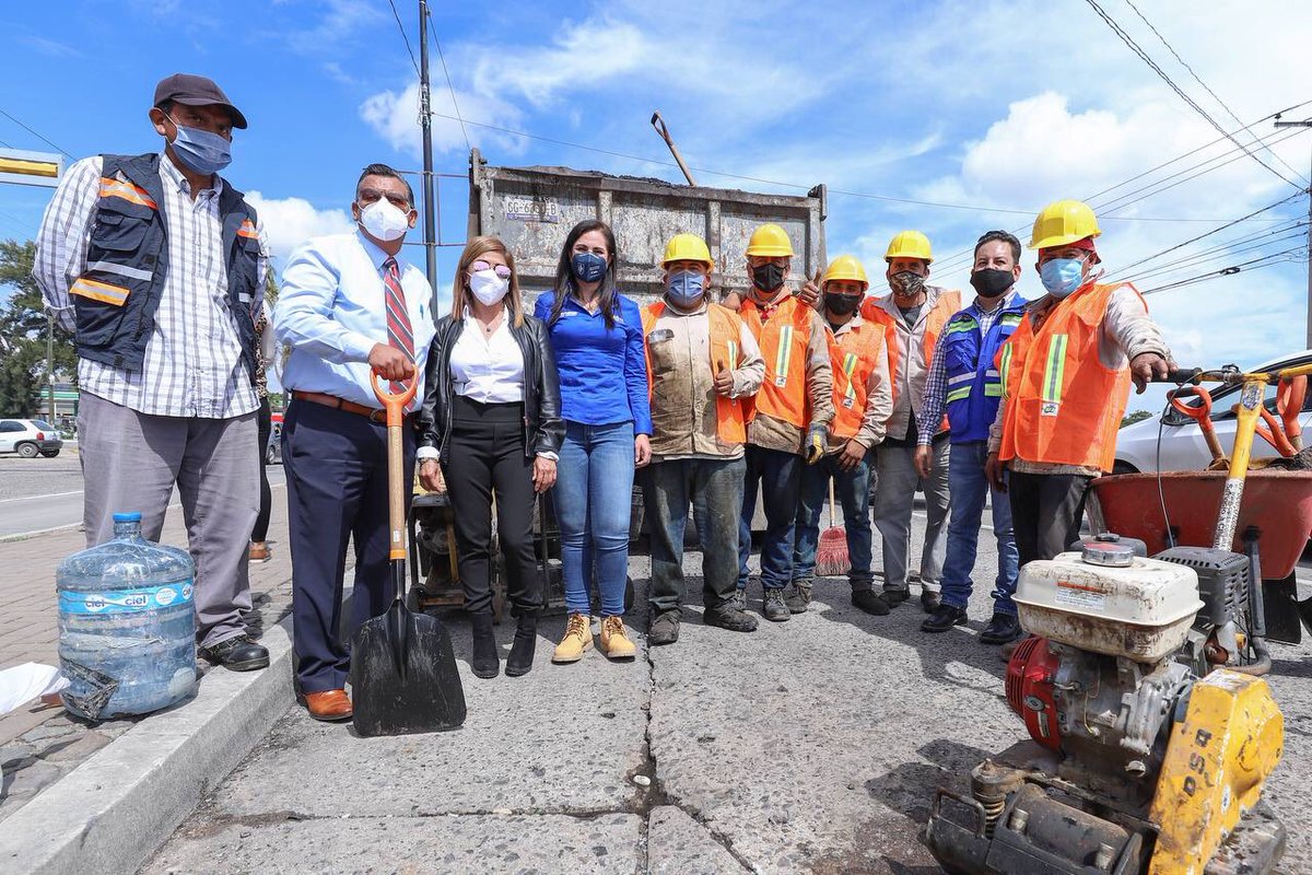 municipio_leon's tweet photo. Dimos inicio a los trabajos del programa #PostulaTuBache con la participación de la Presidenta Municipal @AleGutierrez_mx; atendimos los 2 primeros baches postulados y seguiremos trabajando para mejorar las vialidades de #León a través de la respuesta ciudadana a la convocatoria. https://t.co/DF9F8OaHqZ