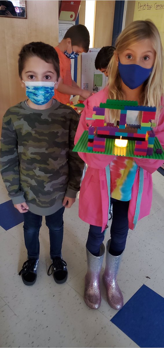 caputoteach's tweet photo. Read, plan, build a jack-o-lantern! @WPSSicomac @Mrs_H_103 2H #makerspace #technology #sicomacstrong https://t.co/Jz7baOPl38