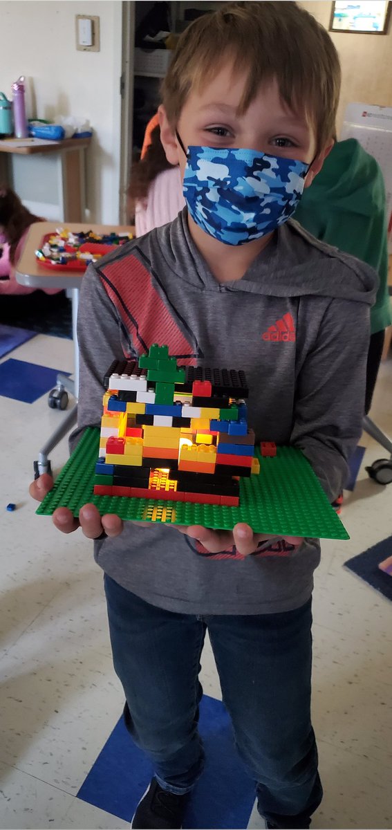 caputoteach's tweet photo. Read, plan, build a jack-o-lantern! @WPSSicomac @Mrs_H_103 2H #makerspace #technology #sicomacstrong https://t.co/Jz7baOPl38
