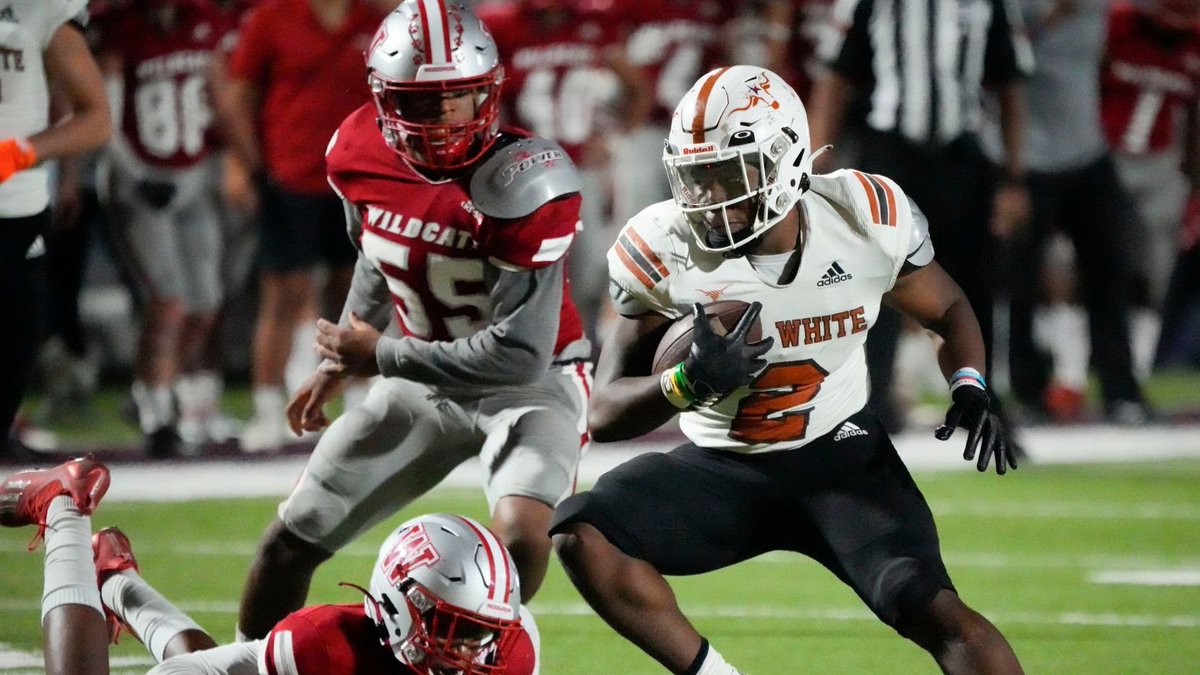 SportsDayHS's tweet photo. Late bloomer Daviawn Bishop leading W.T. White’s recent winning surge from the backfield 💪

Read: https://t.co/rH656h1SWb

#txhsfb https://t.co/U6brACq9if