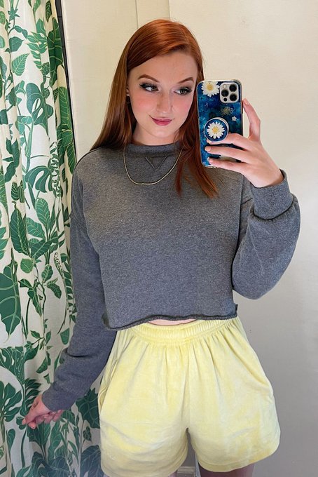 Exactly why I don&rsquo;t wear bras... my boobs need to be free 😋 https://t.co/osfS6HKkIA