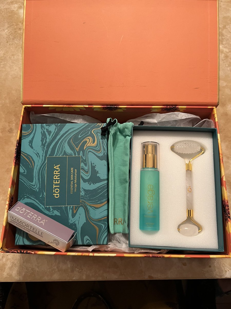 MeninMariene's tweet photo. Feeling #blessed to have very special #friends in my life, #thankful to be able to help them accomplish one of their #dreams Just the thought and love that you put into this box made my day so much more special 🥰@adriseiffarth @guifoco #doterra #marienemenin https://t.co/PAJrxzuEGk