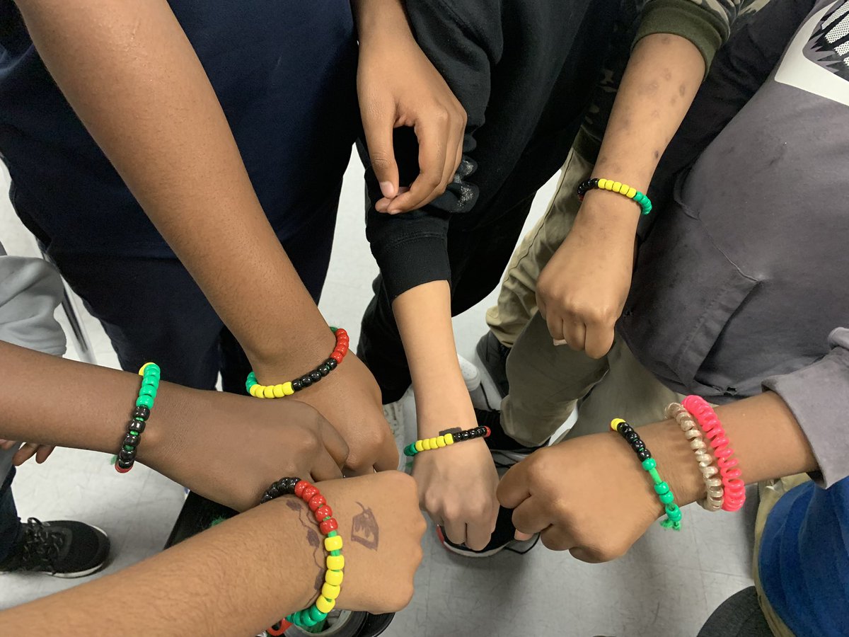 MrsKessel's tweet photo. Hands on learning is always a great thing. Making bracelets to represent the PanAfrica movement. #Iteach7 #AfricaHistory https://t.co/drbLvpIU07