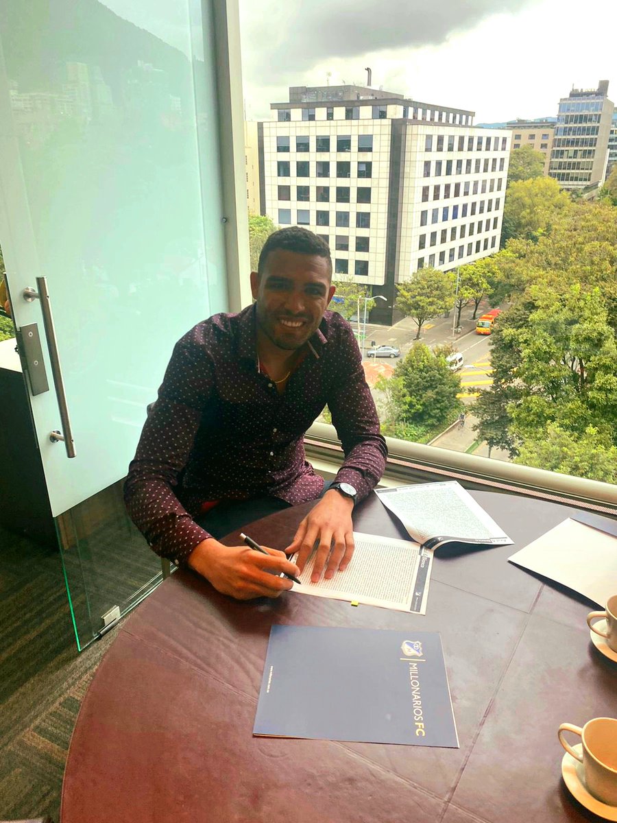 HinchasdeMillos's tweet photo. #OFICIAL💣💥 

Álvaro Montero es nuevo arquero de Millonarios. La negociación se dio en Bogotá y hoy firmó su vinculación al equipo. El arquero de 26 años llegará en 2022 al arco azul🔵⚪ https://t.co/PUmwlXd1Vv