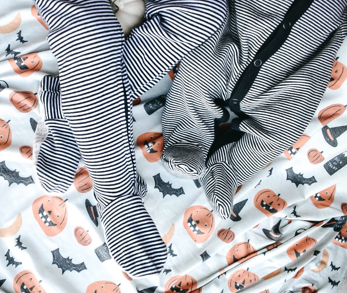 beccsand's tweet photo. Trick or treat, smell our feet 👻🍬🎃 https://t.co/K10iY8TLTw