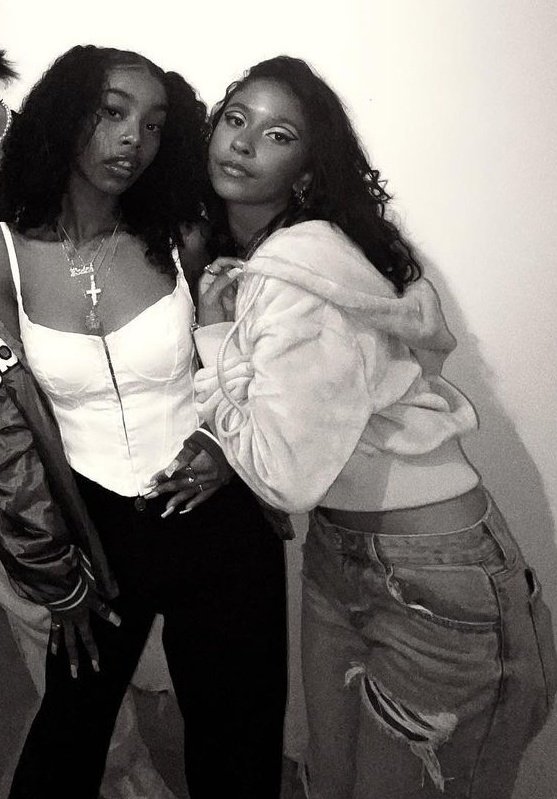 MadisonReyesBR's tweet image. Comentem aqui...

– Três países 
– Três comidas 
– Três livros
– Três filmes 
– Três cores 
– Três matérias da escola 

Não se esqueçam de usar a tag: MAIN THING IS COMING