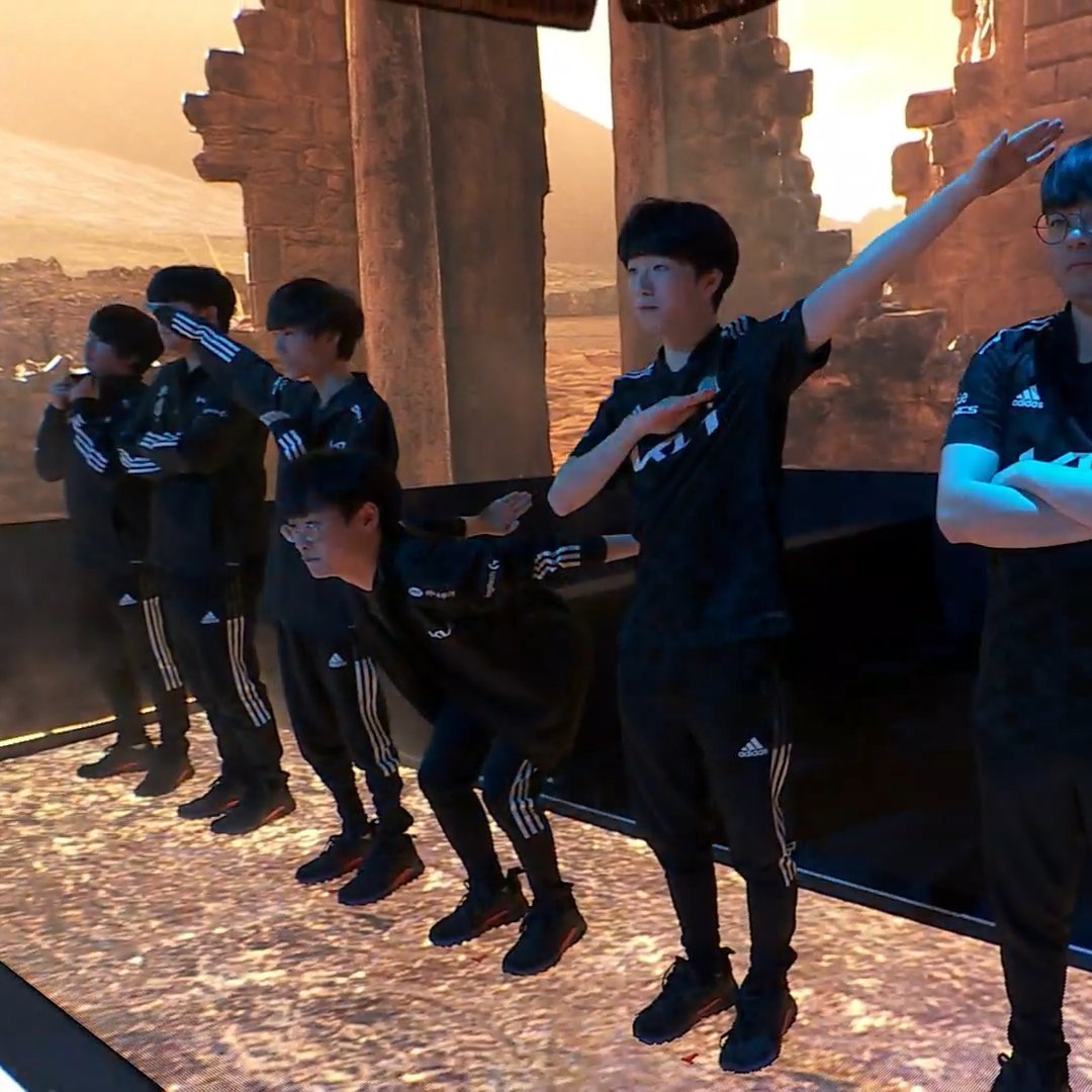 AshleyKang's tweet photo. Hello @lolesports 

During #Worlds2021 semifinals, if you do NOT allow the players to pose at their entrance it will be a loss to esports and humanity

Sincerely, #LCK https://t.co/jMax1i7rYW