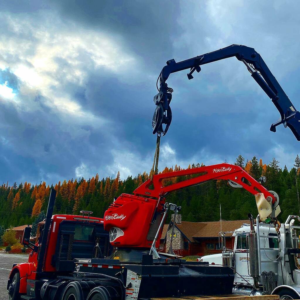 FIREINRED's tweet photo. A fun little pick to move my cargo on the trailer.  #pistenbullyexpress #visitmontana #cranes #peterbilt #brotherfromanothermother 
•
•
•
#pistenbully #pistenbullyworld #pistenbullyusa #snowcat #realcatsarered #snowgroomer #kassbohrer #winter #skiing… https://t.co/fq6CywssZy https://t.co/KRrYoMkFYs