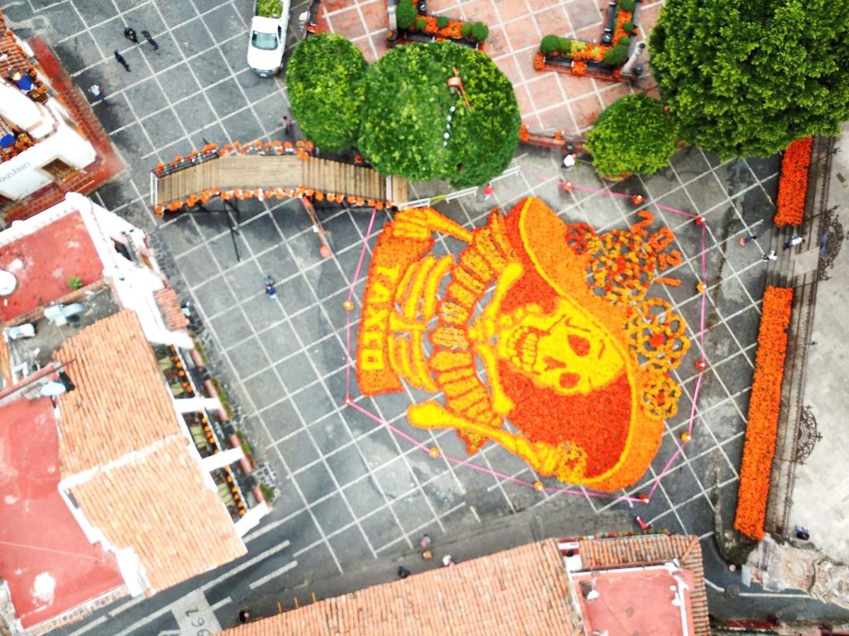 Así de bonita y realizada con 18 mil flores de cempasúchil, luce la catrina monumental en #Taxco!!!