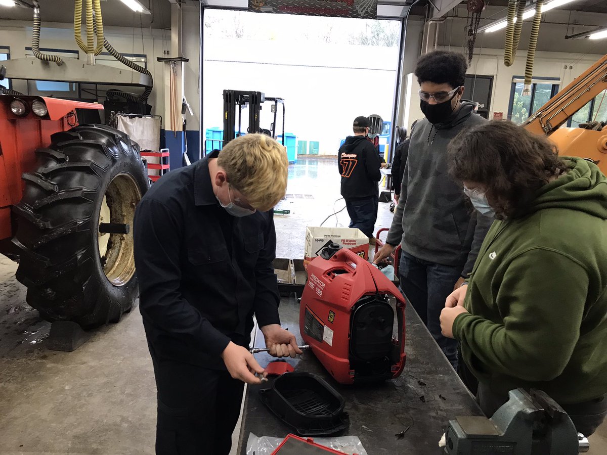 fltccDT's tweet photo. Rain or shine Diesel Tech juniors working hard and getting the job done.   @WFL_FLTCC https://t.co/aLDvSWfjqr