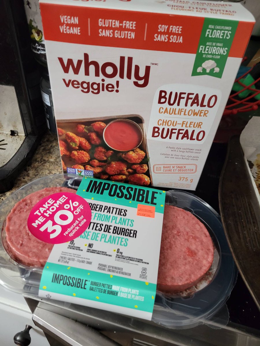 jonnyesports's tweet photo. Okay #flashfoods is pretty awesome. Frackin' deals bought out the impossible burgers at Superstore, heh (not really a #vegan but I just happen to like some vegan things) https://t.co/ppFuB026kA