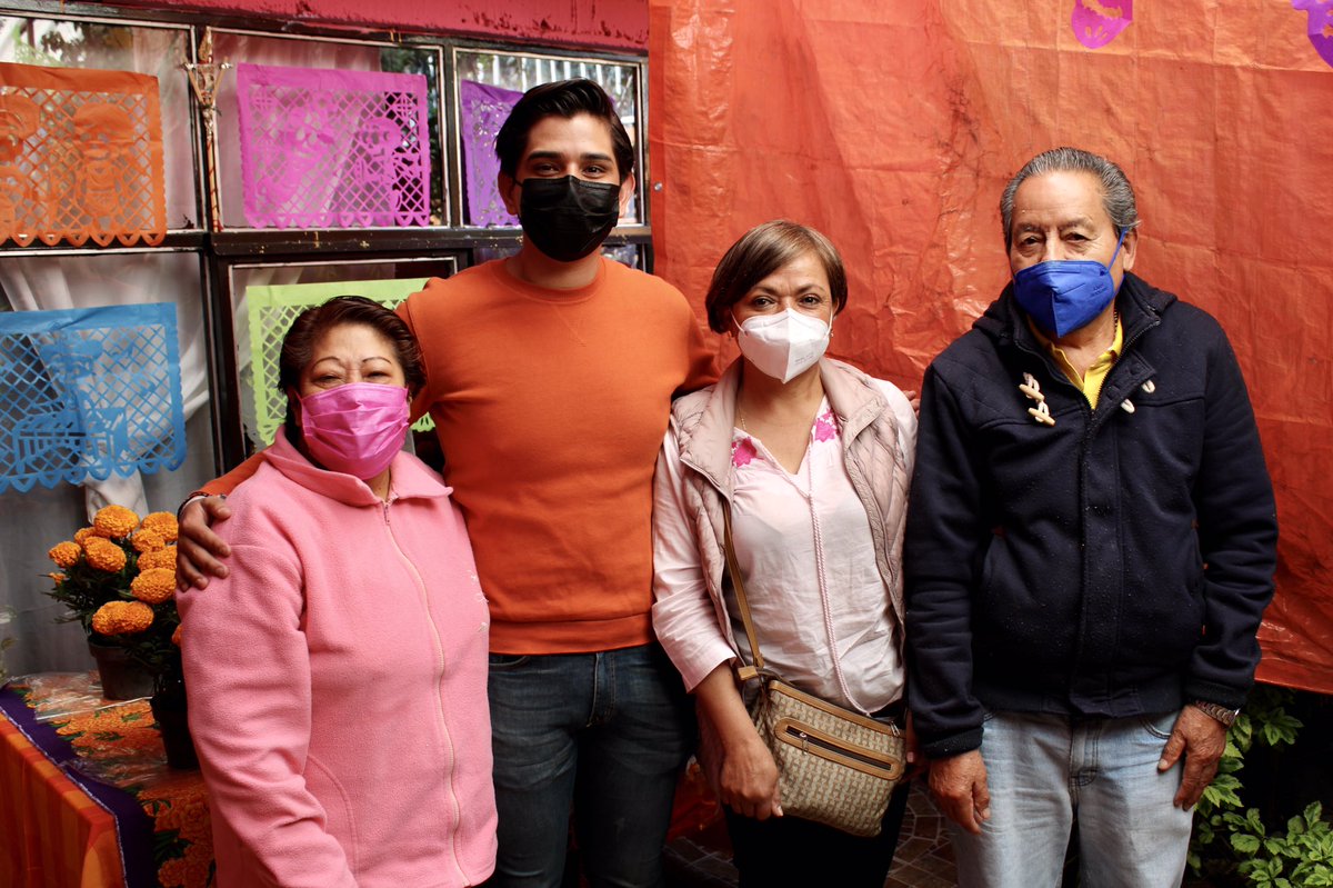 GuillermoRuiz_T's tweet photo. Escuchando a nuestrxs vecinxs es la mejor forma de saber qué chamba hay por hacer, ya no estamos para funcionarixs que se queden en la oficina. Hoy caminamos en las colonias Atlamaya y Flor de María, donde la administración pasada ni siquiera se paró 🤭 @lialimon 

#TOMÉmosAcción https://t.co/9YOi1KPWON
