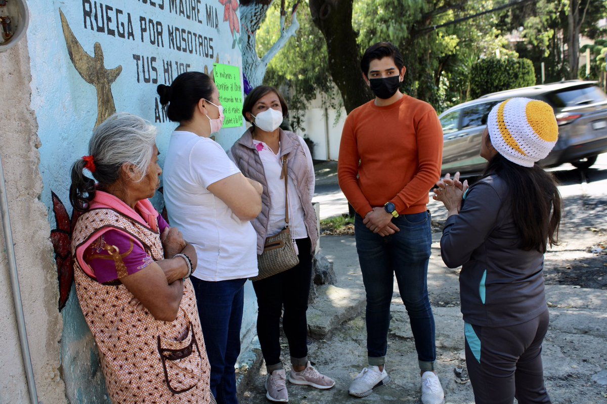 GuillermoRuiz_T's tweet photo. Escuchando a nuestrxs vecinxs es la mejor forma de saber qué chamba hay por hacer, ya no estamos para funcionarixs que se queden en la oficina. Hoy caminamos en las colonias Atlamaya y Flor de María, donde la administración pasada ni siquiera se paró 🤭 @lialimon 

#TOMÉmosAcción https://t.co/9YOi1KPWON