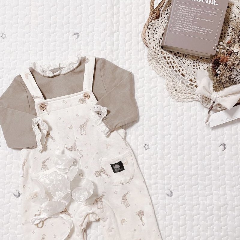 子供服の撮影にイブル使うのオシャレですねー！拾い画ですが！
