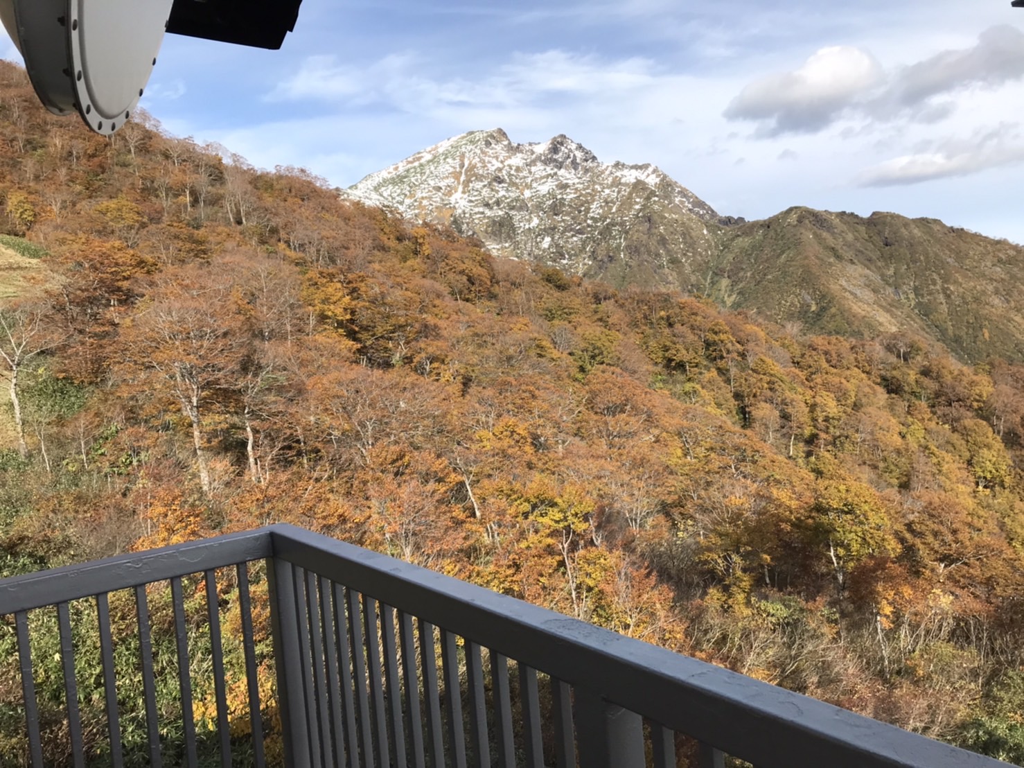 みなかみ町観光協会minakamita 21年10月27日 水 の谷川岳 ロープウェイ山頂駅 天神平 てんじんだいら から見える谷川岳山頂と ロープウェイ周辺の紅葉状況です ロープウェイ周辺や道路には積雪はございません 散策する場合は歩きやすい靴と冬用