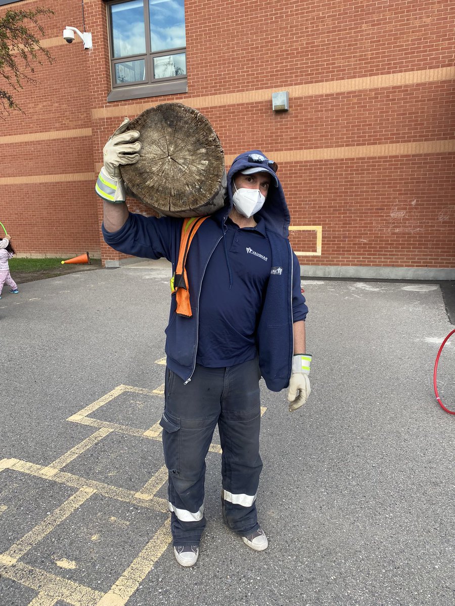 St.David’s New Outdoor Classroom: Last weekend the Maroge family together with Mrs Guglielmi’s family, Mrs Roldan and Mrs Champagne worked together to create the benches and cleaned the Peace Garden.