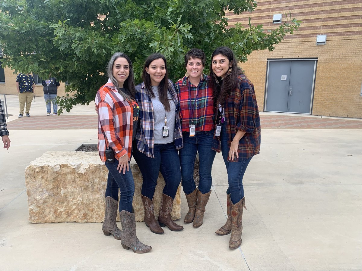 Twinning is winning! ❤️❤️❤️
#redribbonweek 
<a href="/torrescisd/">Teresa Torres</a> <a href="/PieperMSLibrary/">Jess Powell</a> <a href="/IllianaGonzales/">Illiana Gonzales</a>