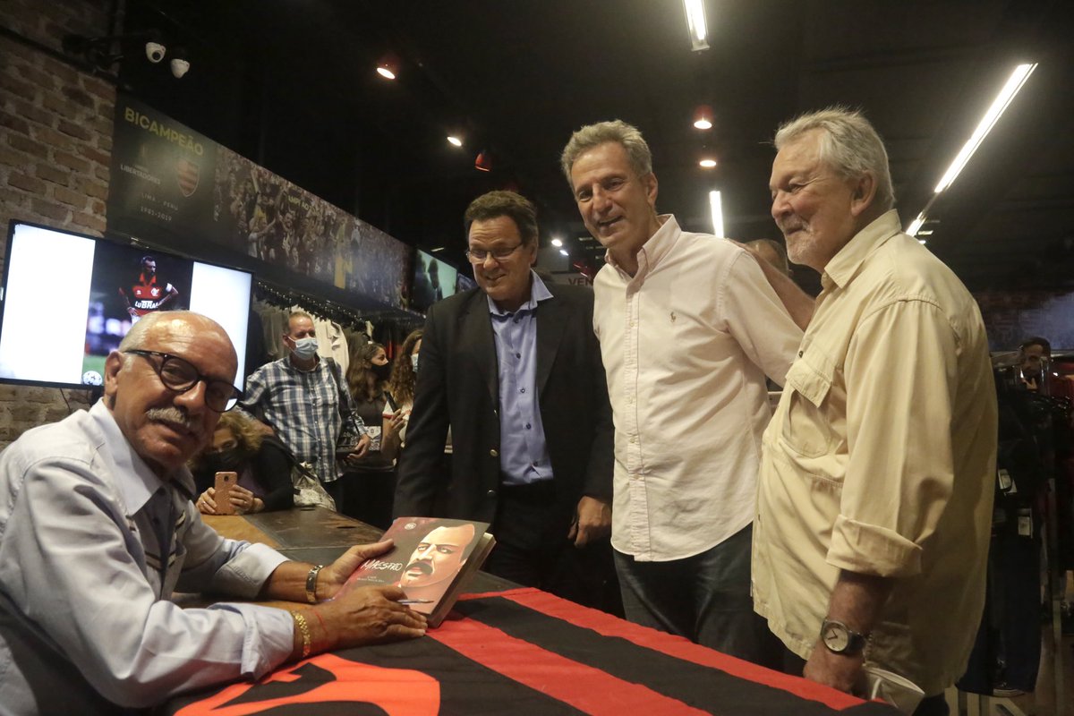 Flamengo's tweet photo. O nosso ídolo Junior lançou nesta terça-feira, na loja oficial da Gávea, o seu livro “Maestro”, escrito por ele e pelo rubro-negro Mauricio Neves de Jesus. Estiveram presentes no evento dirigentes do Flamengo, amigos do craque e fãs. https://t.co/B6rFLONDc2