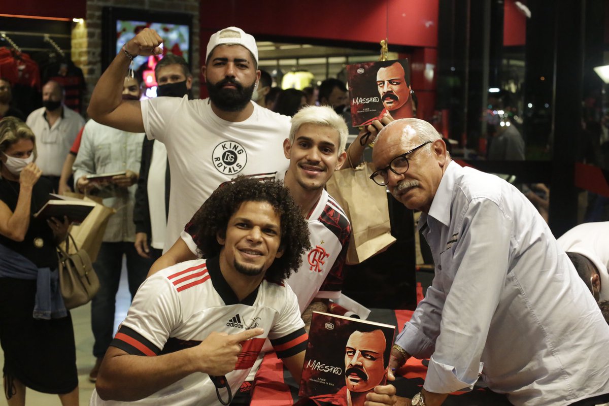 Flamengo's tweet photo. O nosso ídolo Junior lançou nesta terça-feira, na loja oficial da Gávea, o seu livro “Maestro”, escrito por ele e pelo rubro-negro Mauricio Neves de Jesus. Estiveram presentes no evento dirigentes do Flamengo, amigos do craque e fãs. https://t.co/B6rFLONDc2
