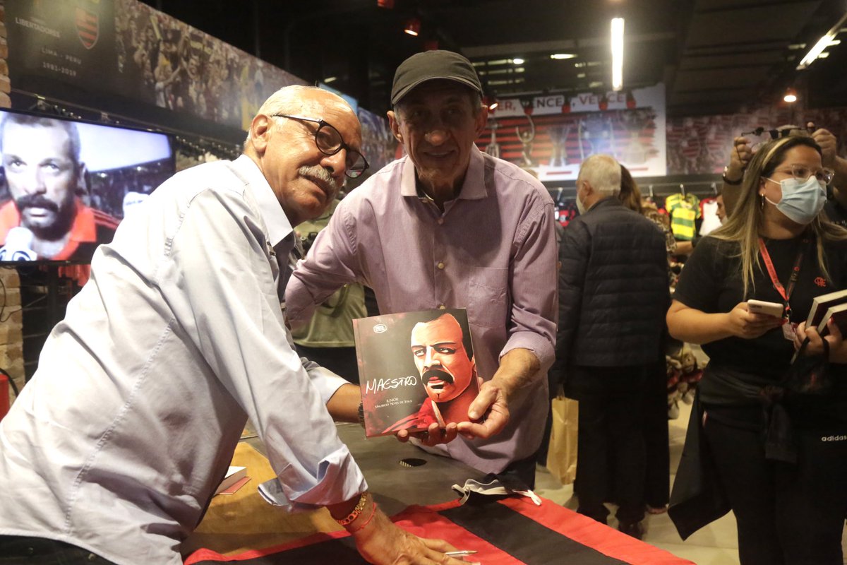 Flamengo's tweet photo. O nosso ídolo Junior lançou nesta terça-feira, na loja oficial da Gávea, o seu livro “Maestro”, escrito por ele e pelo rubro-negro Mauricio Neves de Jesus. Estiveram presentes no evento dirigentes do Flamengo, amigos do craque e fãs. https://t.co/B6rFLONDc2