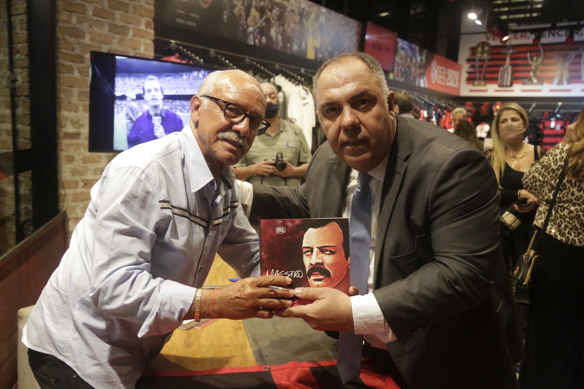 Flamengo's tweet photo. O nosso ídolo Junior lançou nesta terça-feira, na loja oficial da Gávea, o seu livro “Maestro”, escrito por ele e pelo rubro-negro Mauricio Neves de Jesus. Estiveram presentes no evento dirigentes do Flamengo, amigos do craque e fãs. https://t.co/B6rFLONDc2