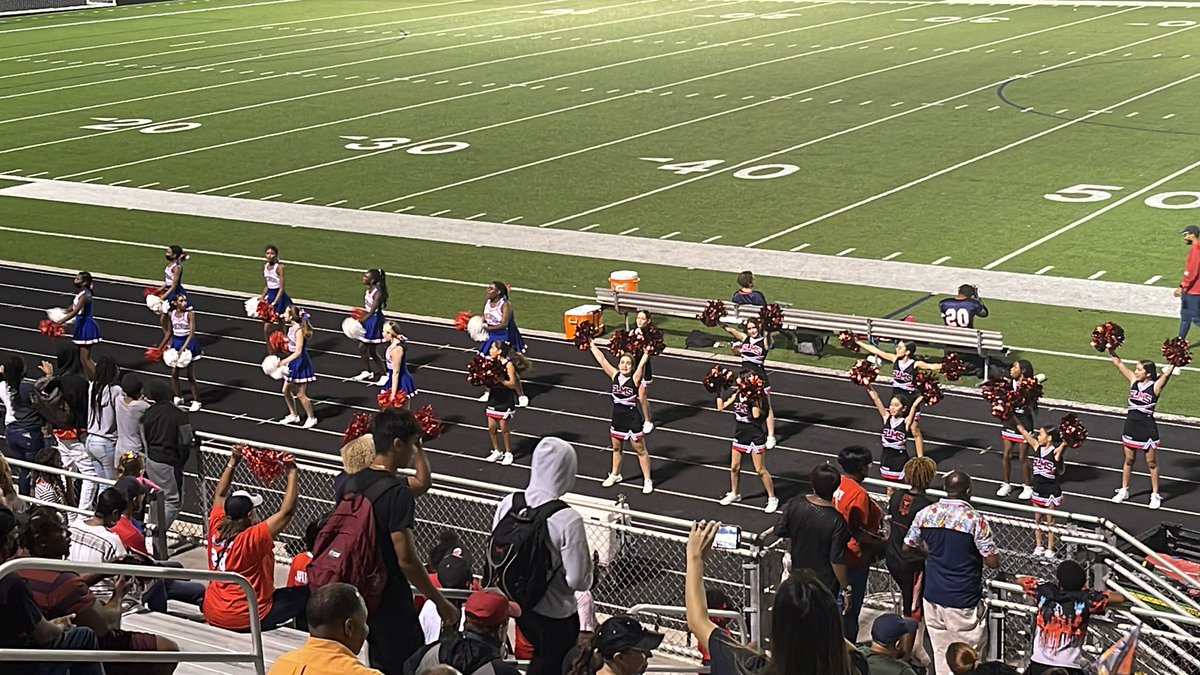 CounselingSlms's tweet photo. When the Cheerleaders from @SLMSTitans and @DMS_Vikings get together!!! Sounds awesome! Great sportsmanship! https://t.co/K8V0WzzfEW