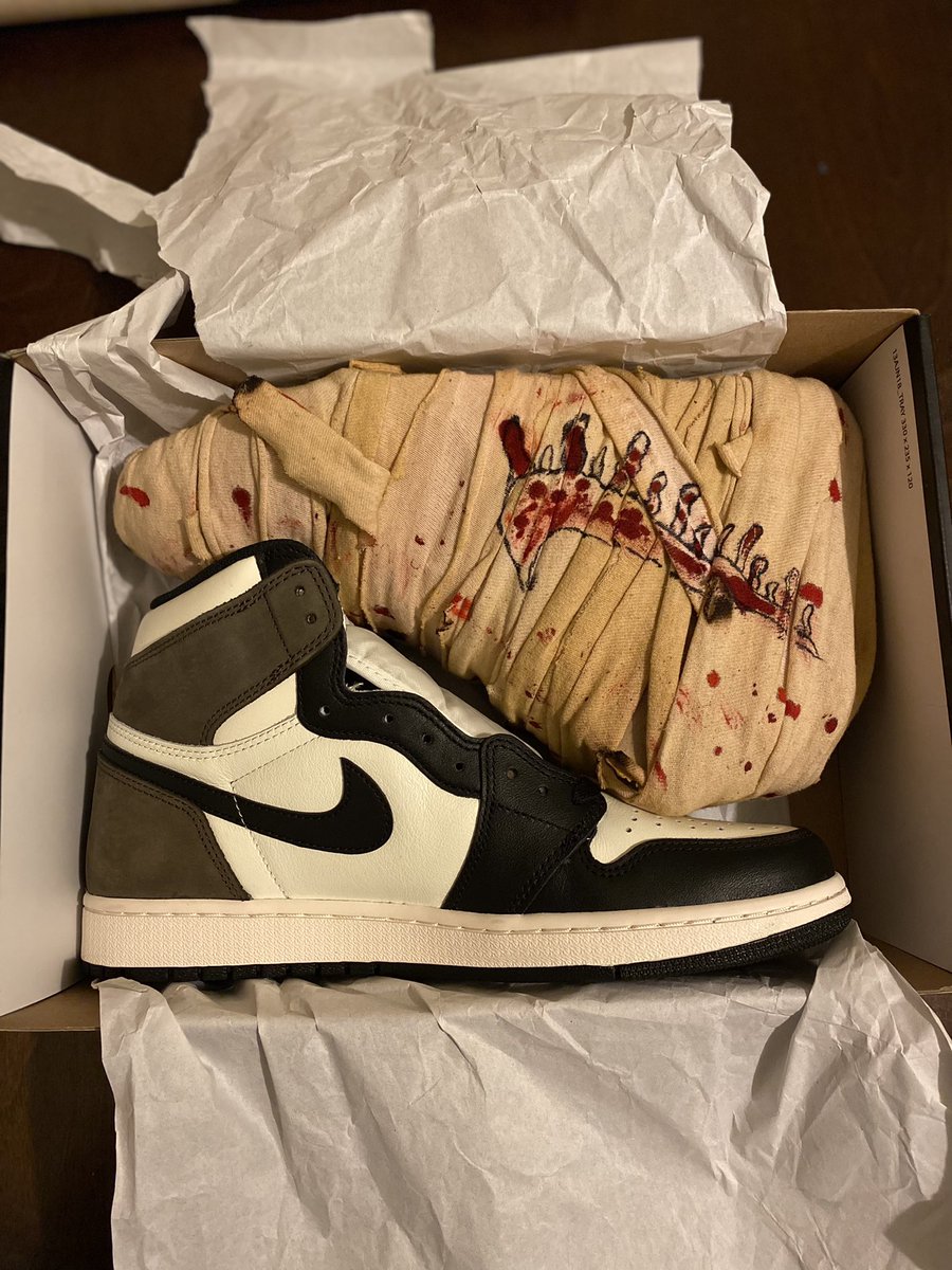 itsselfoneself's tweet photo. @atmos_usa The Egyptians may have bandaged their mummies for a number of different reasons but I do it for: 

#atmoscollectorsclub size 10 

 Turning a grail to a mummy 

@atmos_usa https://t.co/0sivSiH4Tt