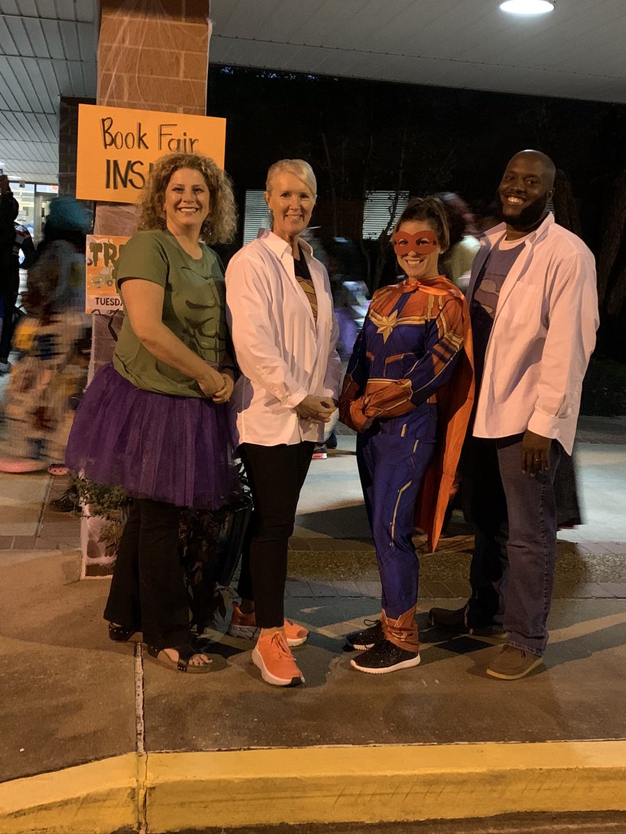 Nelson12Loren's tweet image. Family Literacy Night- Trunk or Treat style was a hit! Always nice to see all the families on campus. 🦸🦸‍♂️🦸‍♀️👻👻 #TeamDCS #MakingItMatter @TweetDCS_SIS 🍬🍫🍭🍭🍫🍬