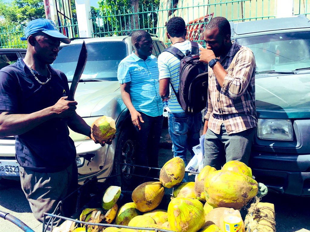 1amcarlson's tweet photo. Jen 2018 - Livres en folie 
Potoprens pot ko fini konsa🧐

#tbt #channmas #haiti https://t.co/T5gRPThP15