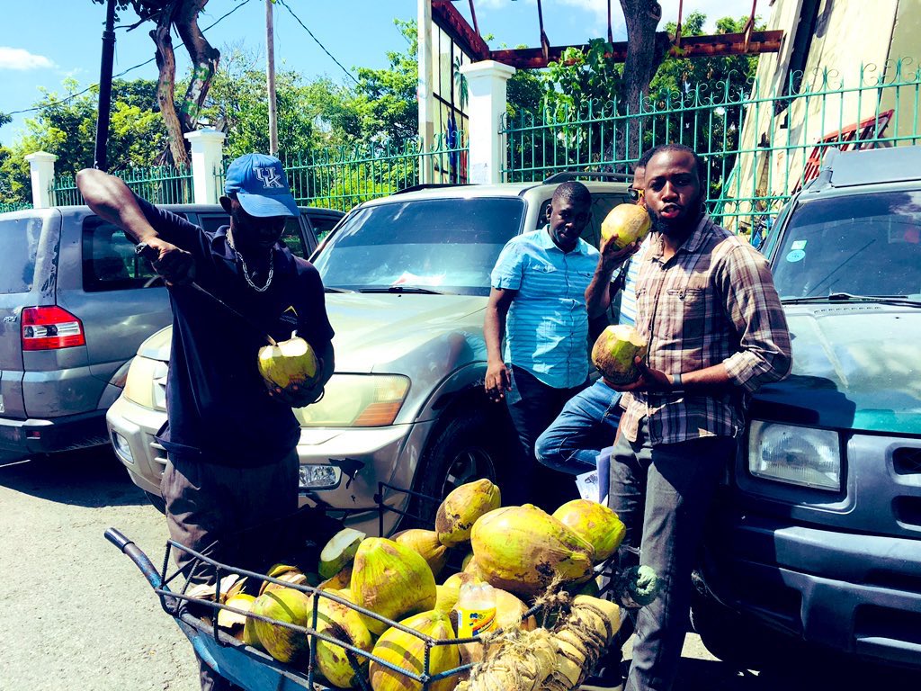 1amcarlson's tweet photo. Jen 2018 - Livres en folie 
Potoprens pot ko fini konsa🧐

#tbt #channmas #haiti https://t.co/T5gRPThP15