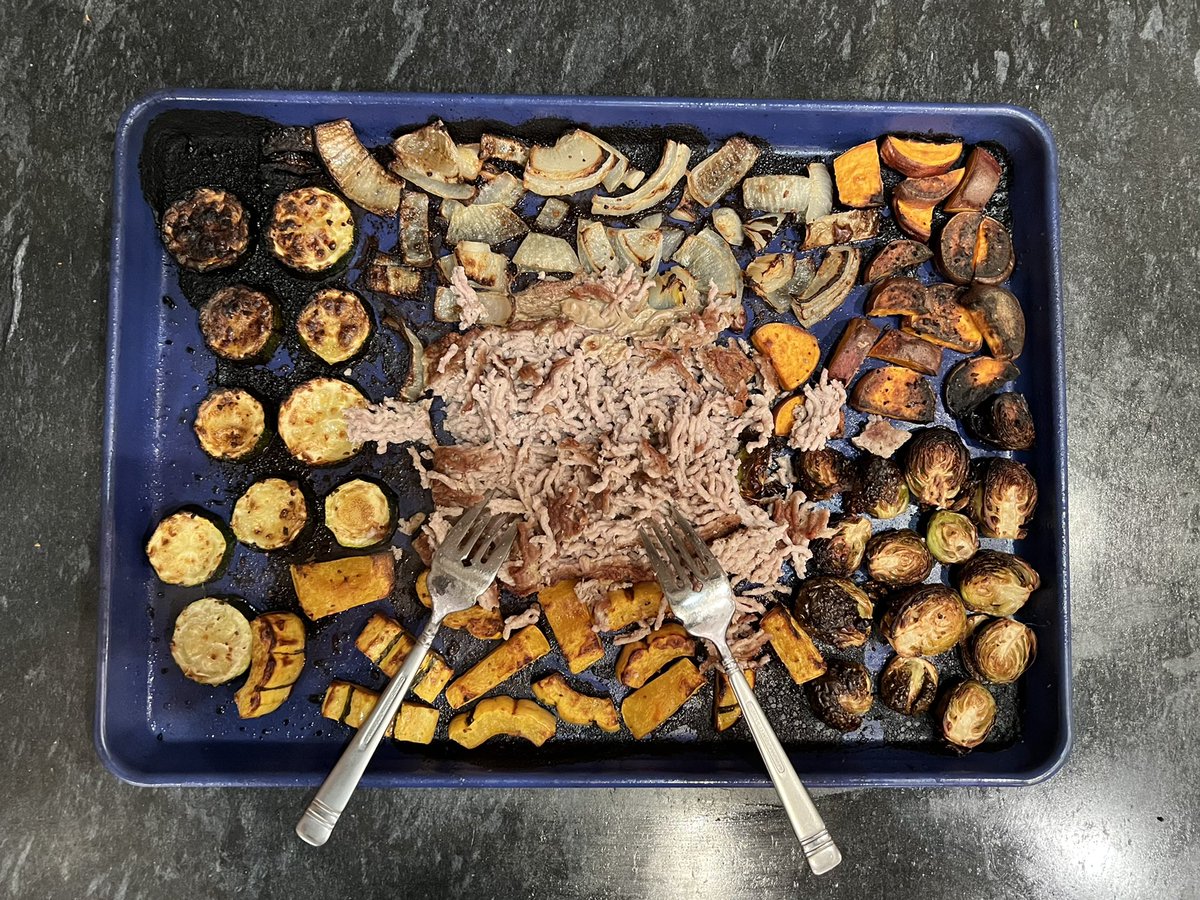 NutritionShari's tweet photo. SHEET PAN TURKEY VEGGIE BOWLS: 👉Spray a sheet pan w avo oil and place ground turkey in the pan w veggies. Spray w avo oil and top w seasonings.  👉Roast at 425 for 30 min 👉Shred turkey and top on whole grains, along with roasted veggies 👉Drizzle w tahini &amp; fig balsamic vinegar https://t.co/KIVFV5ojiY