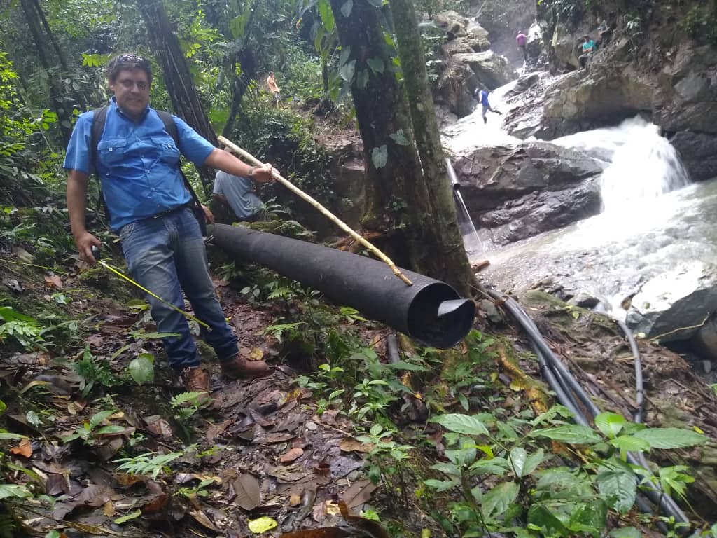 MERIDAIMDERURAL's tweet photo. Ing. Frank Izarra Uzcátegui, en inspección de daños que impide funcionar tanque de almacenamiento, así como a tanquilla rompe carga, en visita técnica a dique toma, sistema de riego Sto Domingo, Quebrada El Loro Estanques, Mcpio Sucre y  conversatorio con  beneficiarios afectados https://t.co/xwLfxtMQsW