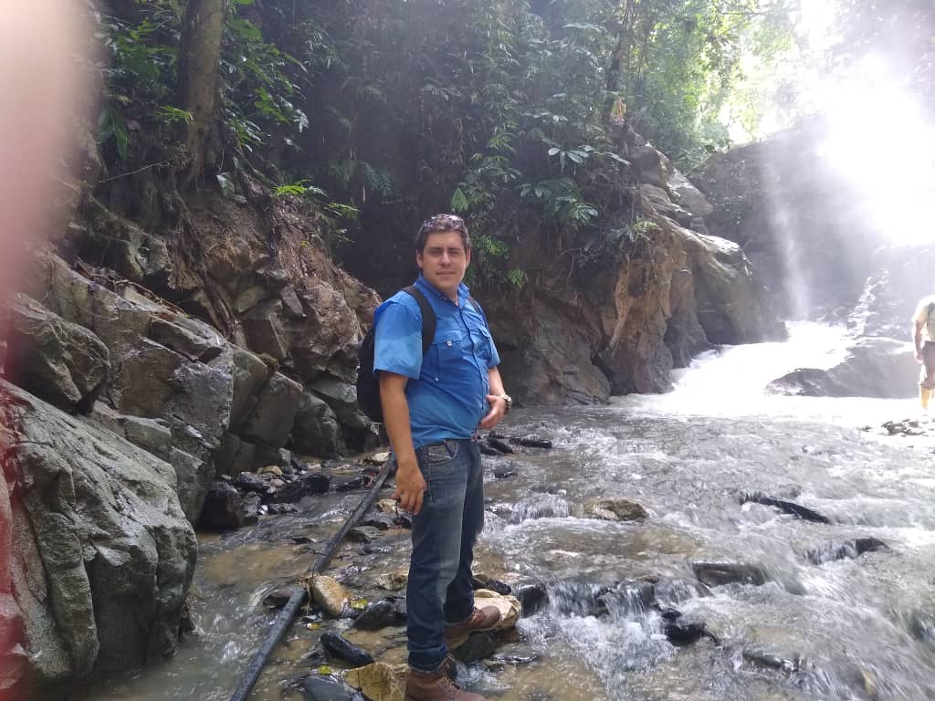 MERIDAIMDERURAL's tweet photo. Ing. Frank Izarra Uzcátegui, en inspección de daños que impide funcionar tanque de almacenamiento, así como a tanquilla rompe carga, en visita técnica a dique toma, sistema de riego Sto Domingo, Quebrada El Loro Estanques, Mcpio Sucre y  conversatorio con  beneficiarios afectados https://t.co/xwLfxtMQsW