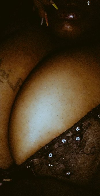 3 pic. Lips & #titties 😘🤤❤️ #nipples #PiercedNips #BigAreolas #lipglosstwitter #bigtittiesbreaktheinternet