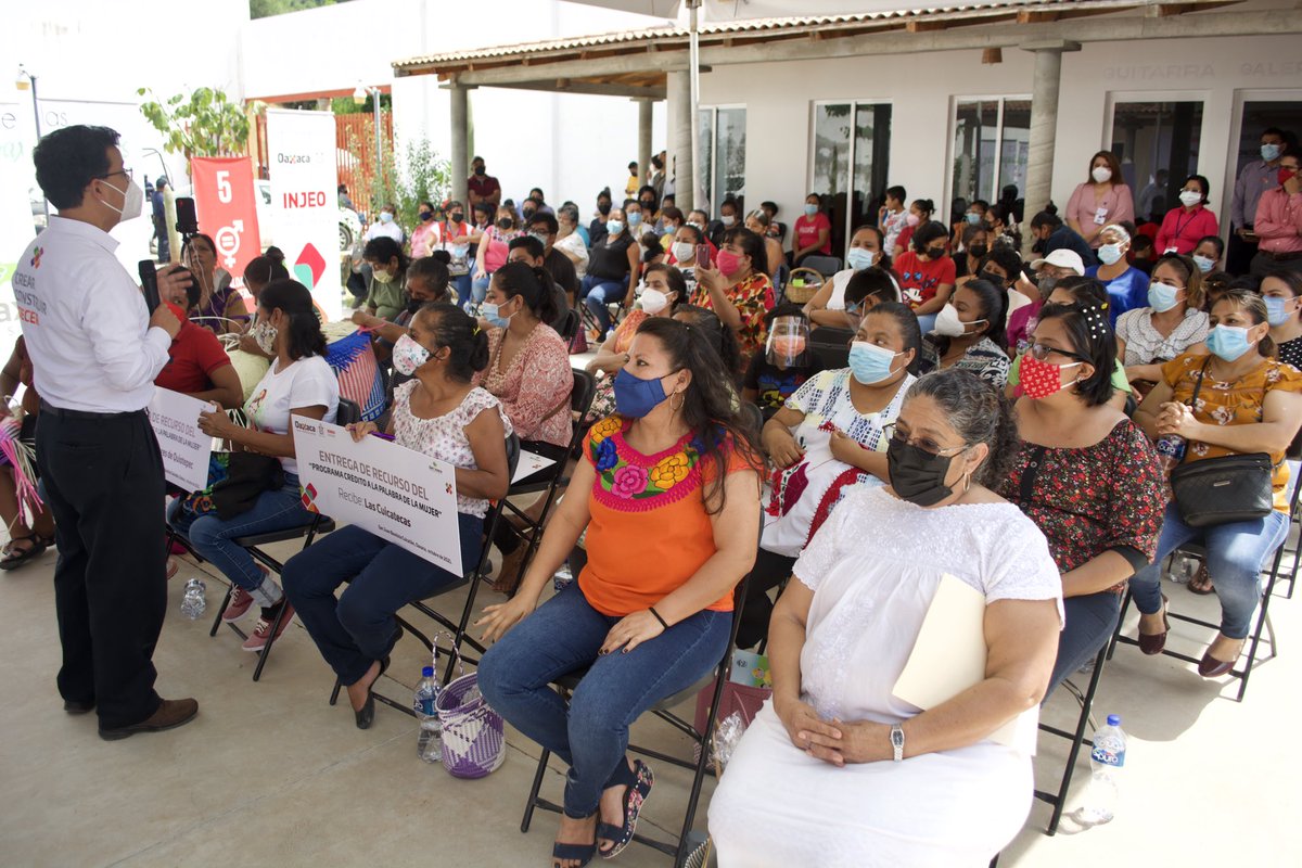 SEBIENTI_GobOax's tweet photo. En Cuicatlán, el Srio. @RVasconcelosM inauguró la capacitación de #YoConstruyo, un programa de capacitación y asesoría para la construcción de vivienda dirigido a 20 mujeres e impartido en alianza #SEBIEN - @CEMEXMx para el Desarrollo Sostenible. 
@alejandromurat https://t.co/fiiCvcerJf
