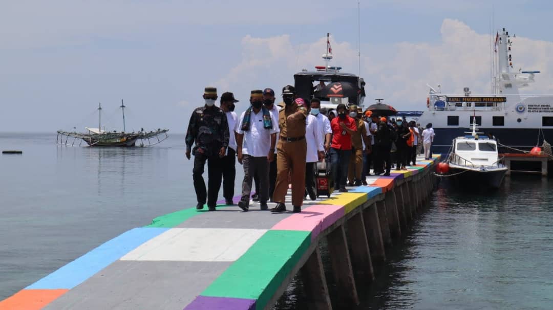BudidayaKKP's tweet photo. Pagi, #SahabatBahari @kkpgoid dlm rangka memperingati #hutkkp22, Menteri @saktitrenggono bersama Ketua Komisi IV DPR RI &amp; Wakil Gubernur Bangka Belitung lakukan penebaran 41 ribu benih ikan yakni benih kakap putih, benih rajungan &amp; benih ikan clownfish di Pulau Buku Limau https://t.co/HrnqEopcY0