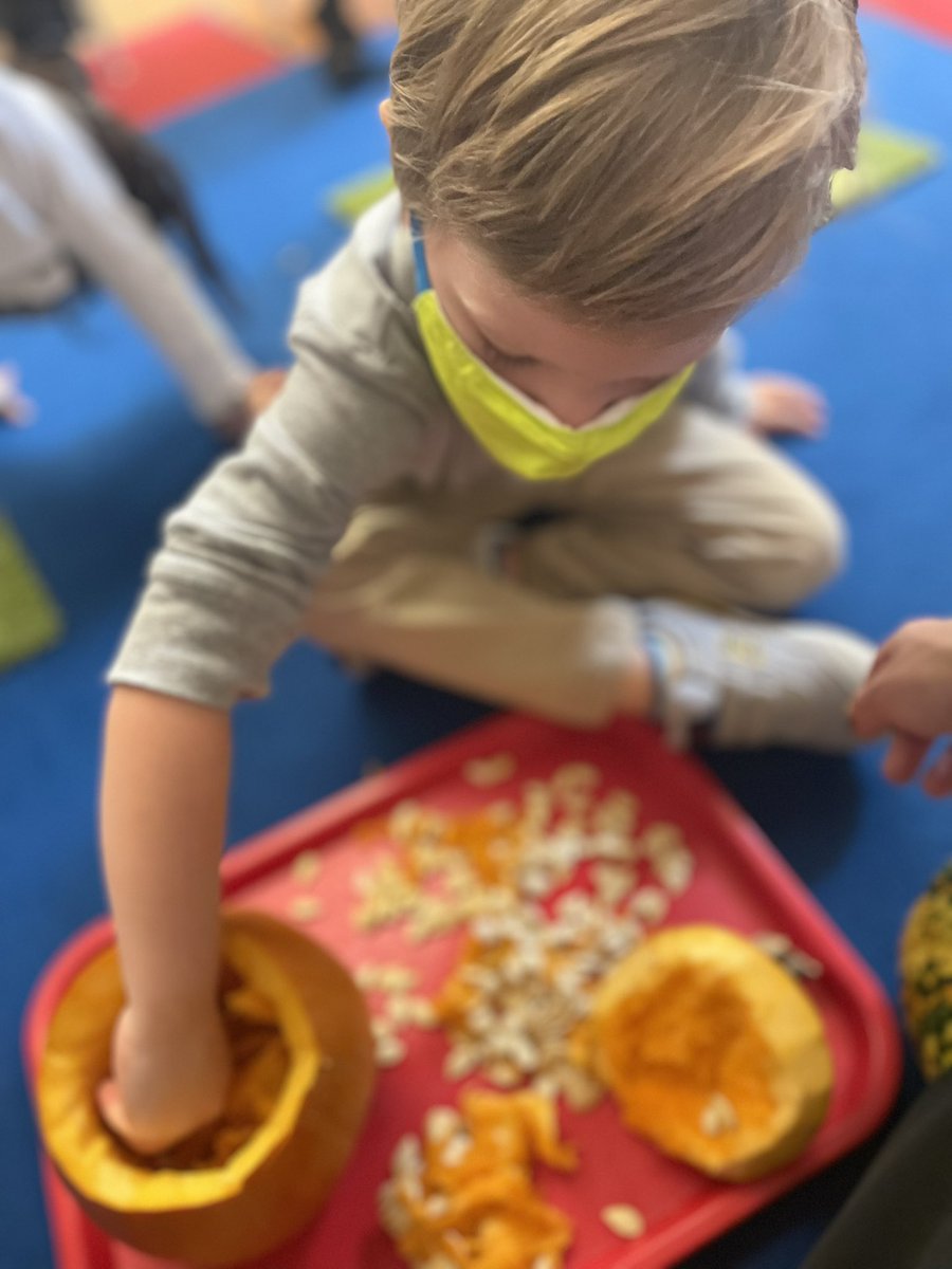 NatalieBauer20's tweet photo. Hands on learning 🎃 @jmfeclc  #LBtogetherwecan #juntospodemosLB https://t.co/5bYwmc0Lfy