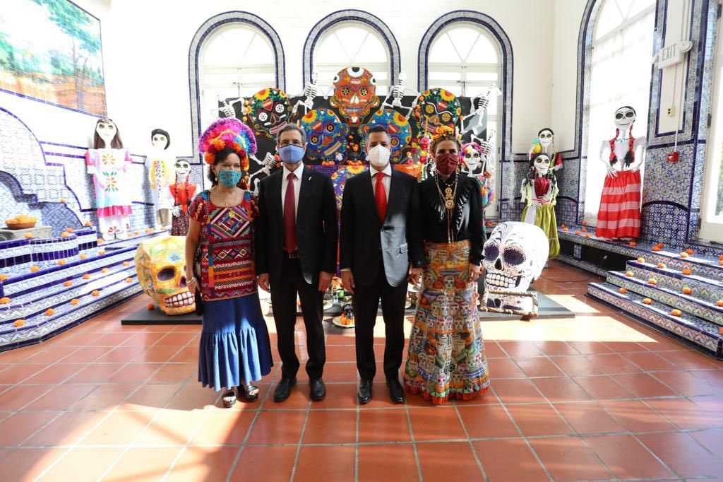 alejandromurat's tweet photo. Agradezco al Embajador @emoctezumab, por hacer posible este importante encuentro cultural en la capital de Estados Unidos; hoy compartimos la grandeza del Altar de Muertos con el mundo. https://t.co/sg4sBMYBAB