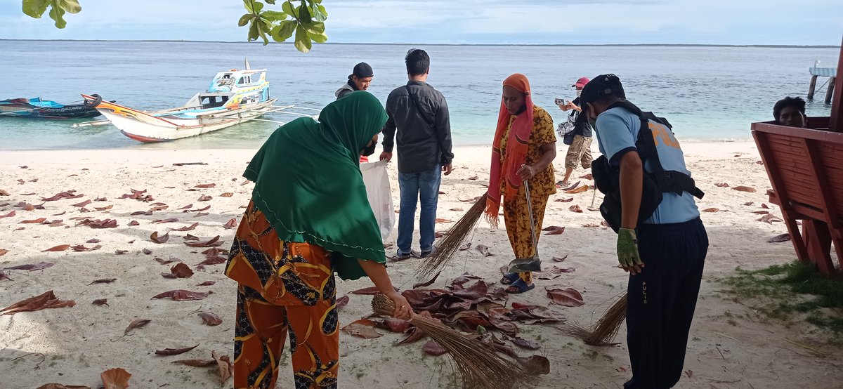 IOM_Philippines's tweet photo. With Norwegian Embassy Manila support, IOM and MTWG Tongkil, Sulu conducted a social cohesion activity through a #CoastalCleanUpDrive to encourage collective action to conserve marine life and abide by policies on environmental protection and sectoral responsibility. 💙 https://t.co/NVQdbr7jPE