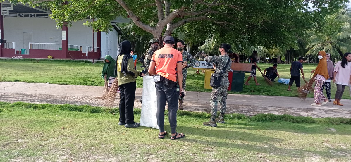 IOM_Philippines's tweet photo. With Norwegian Embassy Manila support, IOM and MTWG Tongkil, Sulu conducted a social cohesion activity through a #CoastalCleanUpDrive to encourage collective action to conserve marine life and abide by policies on environmental protection and sectoral responsibility. 💙 https://t.co/NVQdbr7jPE