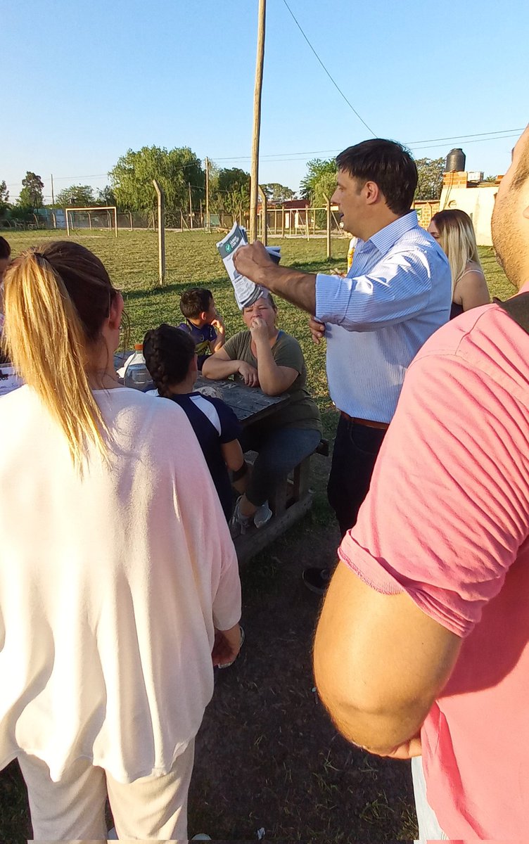mabilopez03's tweet photo. Hoy junto a el Candidato a Senador Provincial @juanmoraco candidatos a Concejales y parte del equipo de la #lista508 #VamosConVos visitamos a vecinos del B° #Luchetti #Manzanares llevando la boleta y las propuestas de nuestro espacio. 
@RandazzoF
#VivirconTranquilidad https://t.co/wcqfvp6gJp