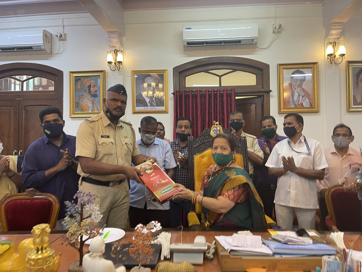 KishoriPednekar's tweet image. महापौर निवासस्थाना येथील सुरक्षा जमादार श्री शशिकांत आंबवणकर जी यांना वाढदिवसाच्या खूप खूप शुभेच्छा 💐💐🎂🎂💐💐