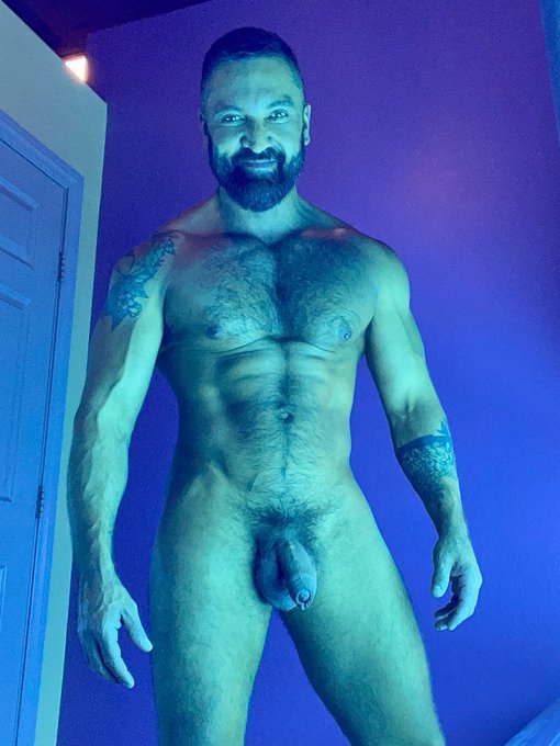 Time to tan my huge sack https://t.co/AJU6awpBj2